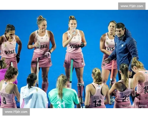 女子足球赛激战正酣 突破困境 展现实力 争夺冠军荣誉 助力女子体育发展